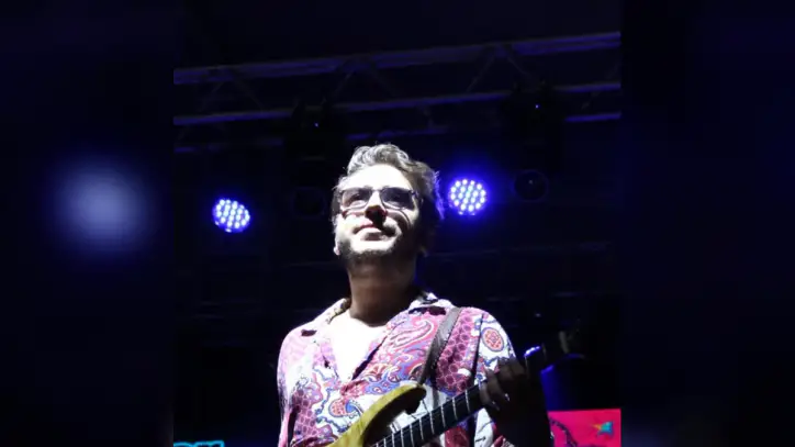 Edirne Gazetesi on Instagram: "Uzunköprü Festivalinde İkinci Gece Coşkusu
Uzunköprü’de bu yıl 5’incisi düzenlenen Uzunköprü Kültür, Sanat ve Tarım Festivali, ikinci gecesinde de renkli görüntülere sahne oldu. Festival alanını dolduran vatandaşlar, müzik, dans ve nostalji dolu gecede doyasıya eğlendi.
Gecenin ilk bölümünde DJ Mert Eren sahne alarak hareketli parçalarıyla festivale katılanlara keyifli anlar yaşattı. Ardından Edirne Belediyesi Dans Topluluğu, gerçekleştirdiği dans gösterileriyle festival alanına renk kattı.
Gecenin finalinde ise Retrobüs sahne aldı. Geçmişten günümüze uzanan sevilen şarkıları seslendiren grup, nostalji dolu performansıyla vatandaşlara müzik dolu bir gece yaşattı.
Müzik, dans ve eğlencenin bir araya geldiği festivalin ikinci gecesinde vatandaşlar, düzenlenen etkinliklere yoğun ilgi gösterdi.
Uzunköprü Kültür, Sanat ve Tarım Festivali, çeşitli etkinlik ve konserlerle devam ediyor."