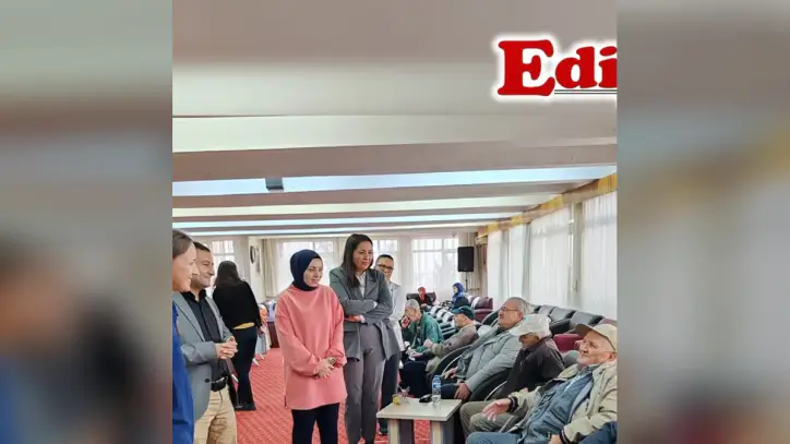 Edirne Gazetesi, Instagram: "Edirne Huzurevi Müdürlüğünde kalan yaşlılara yönelik ağız ve diş sağlığı taraması gerçekleştirildi.
Edirne İl Sağlık Müdürlüğü Ağız ve Diş Sağlığı Merkezi iş birliğinde düzenlenen taramada, Uzm. Dt. Şule Nur Öztürk, Dt. Cansu Yaşar ve sağlık teknikeri Merve Kiraz, huzurevi sakinlerinin ağız ve diş kontrollerini yaptı.
Yaşlıların şikayetlerini dinleyen sağlık ekibi, gerekli tedavi ve yönlendirmelerde bulundu.
Tarama kapsamında huzurevi sakinlerine ağız bakımının önemi hakkında bilgi verildi.
Huzurevi sakinleri, sağlık ekibine ilgilerinden dolayı teşekkür etti."