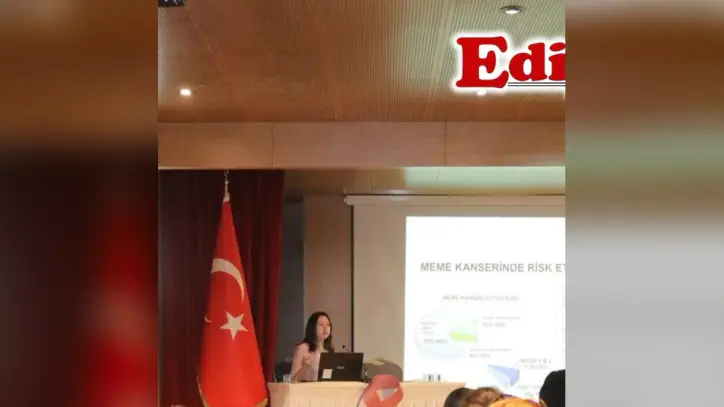 Edirne Gazetesi on Instagram: "KADIN ÇALIŞANLARA MEME KANSERİ FARKINDALIK SEMİNERİ
Edirne Belediyesi Sağlık İşleri Birimi ve Kanser Erken Teşhis, Tarama ve Eğitim Merkezi (KETEM) iş birliğiyle, Meme Kanseri Farkındalık Ayı kapsamında kadın çalışanlara yönelik farkındalık semineri düzenlendi.
Uzman Dr. Ayyüce Yıldırım’ın katılımıyla gerçekleştirilen seminerde, meme kanserinde erken tanının önemi, hastalığın belirtileri ve düzenli sağlık kontrollerinin gerekliliği hakkında bilgi verildi.
Programa Edirne Belediye Başkan Yardımcısı Savaş Çerkez de katıldı. Seminerin ardından Başkan Yardımcısı Çerkez, katkılarından dolayı Uzman Dr. Ayyüce Yıldırım’a çiçek takdim etti.
Seminerde, kadınların düzenli sağlık kontrollerini ihmal etmemeleri gerektiği vurgulanırken, erken tanının hayat kurtardığı mesajı verildi."