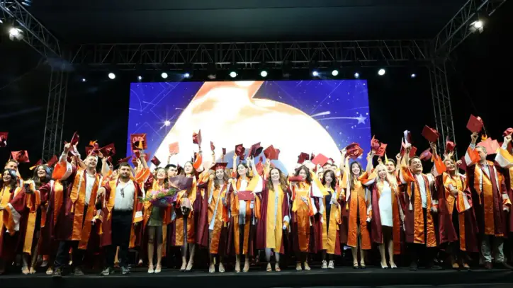 Ekonomi Üniversitesi’nde mezuniyet gururu: 144 uzman kep fırlattı
