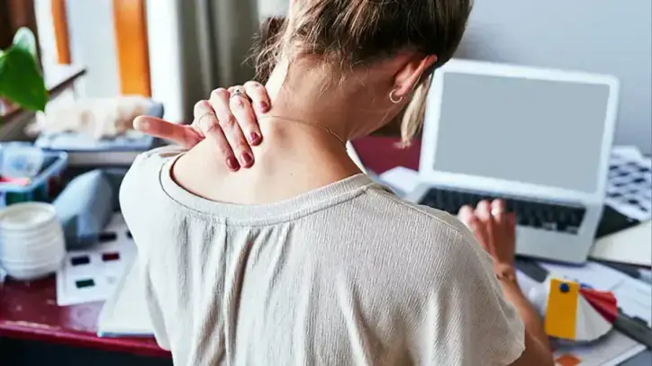 1-Telefon ekranına uzun süre baş öne eğik bakmak