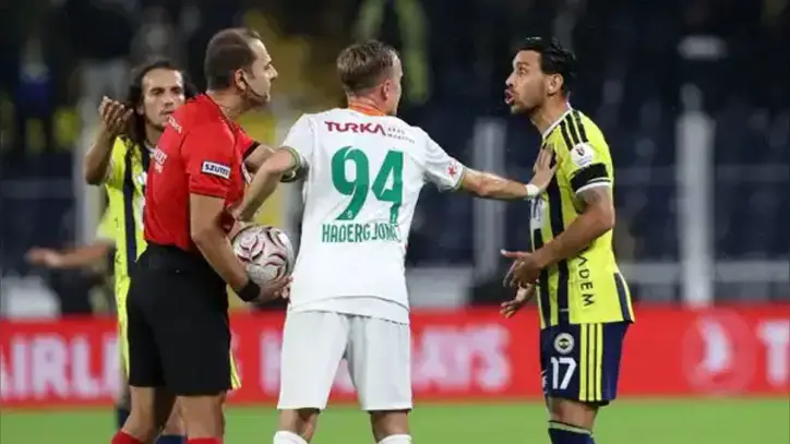 Eski hakemler Fenerbahçe - Alanyaspor maçını yorumladı: 'VAR çok ciddi, fena ve çok büyük bir hata yaptı'