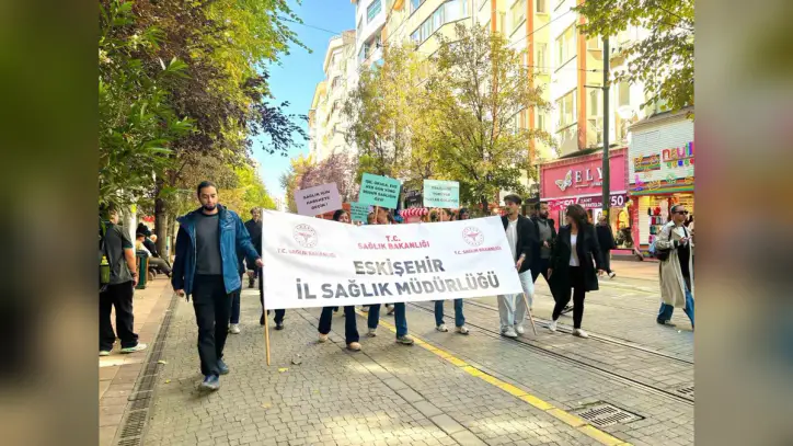 Eskişehir'de sağlık çalışanları ve vatandaşlar hareketli yaşam için yürüdü
