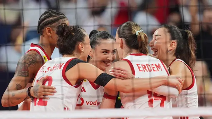Filenin Sultanları, Avrupa Şampiyonası'nda finale yükseldi! Türkiye 3-0 Sırbistan (Voleybol maçı)