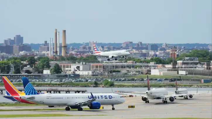 Flights resume after ground stops at major U.S. airports, including New York's JFK and LaGuardia | CBC News
