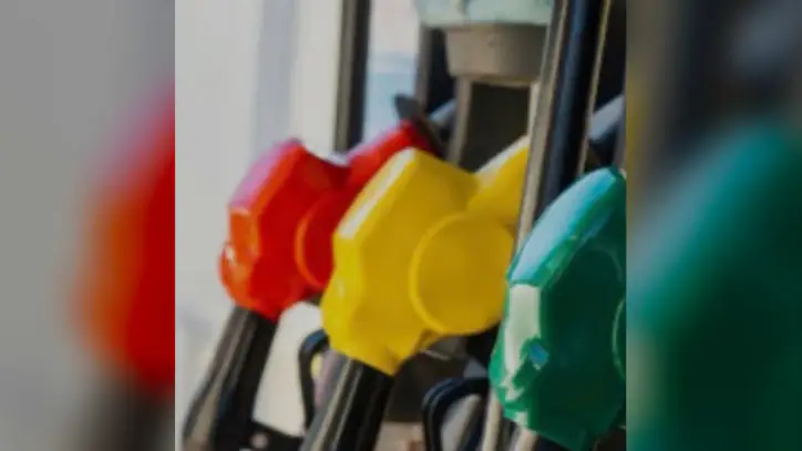 Fortune Türkiye, Instagram: "Goldmans Sachs yetkilileri, rafinerilerde kapasitenin daralması, envanterlerin de boşalması nedeniyle diesel fiyatlarının 2027 yılında da yüksek kalmaya devam edeceğini öngörüyorlar. Goldman’ın tahminlerine göre, diesel ve uçak yakıtının 2027’de ortalama varil fiyatı 40 dolar üzeri seyredecek; bu fiyat, yaklaşık 20 dolarlık mevcut seviyenin iki katı. Banka, Çin dışında rafineri kapasitesinin günlük kabaca 300,000 varil daralmasını beklediğinden 2026 yılına “negatif rafineri kapasite artışı”nın damga vuracağını belirtiyor. #dizel #dizelfiyarları #goldmansachs"