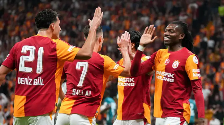 Galatasaray'da Okan Buruk 2 isim için endişeli! Yıldız oyuncu telefona sarıldı ama…