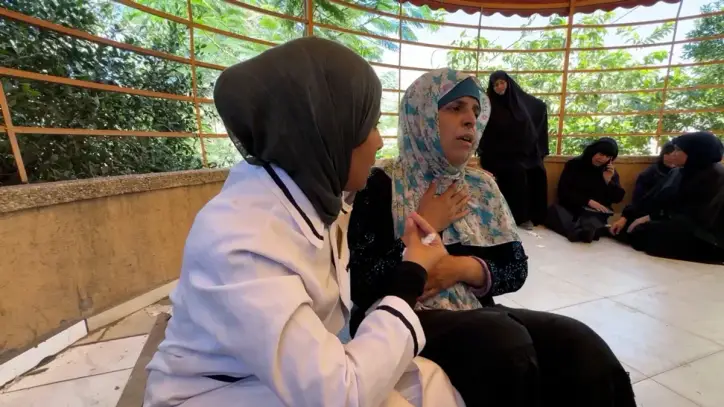 Gazzeli sağlık çalışanı görev başındayken babasının hayatını kaybettiğini öğrendi