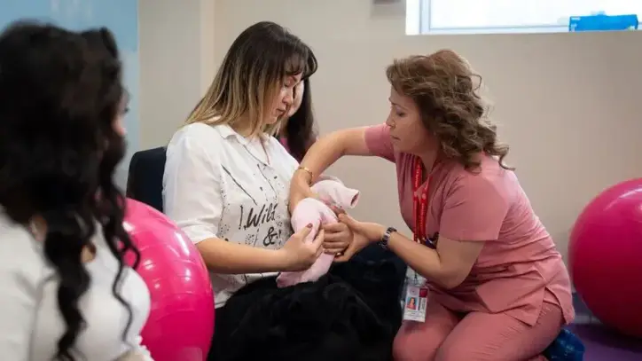Gebe okullarında 3 milyonu aşkın anne adayı doğuma hazırlandı