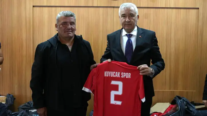 Gençlerin spor yapması için destek: Kemalpaşa’da kulüplere malzeme