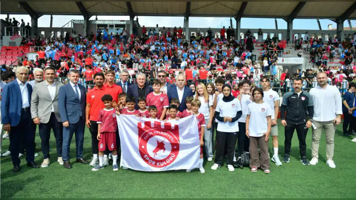 Gençlik ve Spor Bakanımız Bak ile Başkan Turan, Yaz Spor Okulları Kapanışında Binlerce Gencimizle Mimar Sinan Stadı nda Buluştu