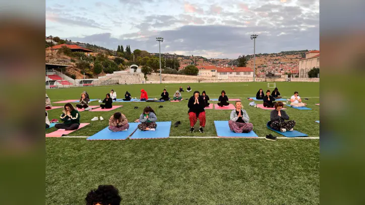 GÜNEY'DE KADINLAR YOGA YAPTI