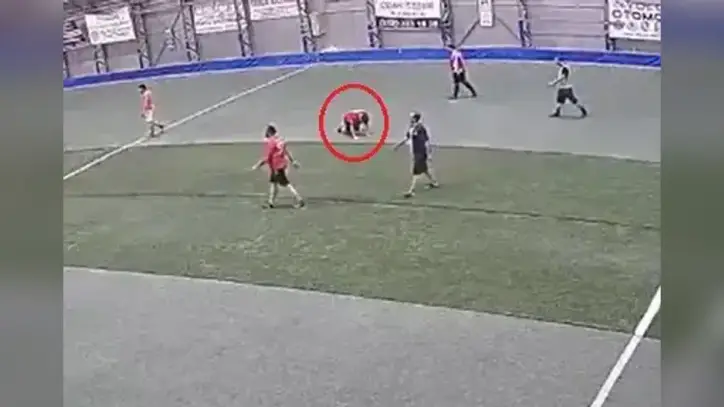 Halı sahada kalp krizi geçiren sağlık çalışanı kurtarılamadı