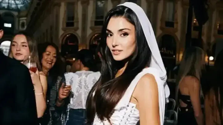 Hande Erçelden siyah şıklığı! Yeni pozları sanal medyada gündem oldu - Son Dakika Magazin Haberleri