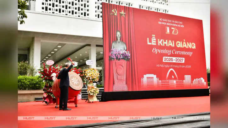 Hanoi Bilim ve Teknoloji Üniversitesi, 2026-2027 akademik yılının başlangıcını işaret eden K71 kohortundan yaklaşık 10.000 yeni öğrenciyi ağırladı.