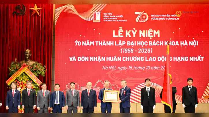 Genel Sekreter ve Başkan To Lam, Hanoi Bilim ve Teknoloji Üniversitesi'ne Birinci Sınıf Çalışma Nişanı takdim etti.