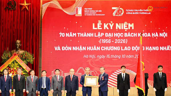 Genel Sekreter ve Başkan To Lam, Hanoi Bilim ve Teknoloji Üniversitesi'ne Birinci Sınıf Çalışma Nişanı takdim etti.