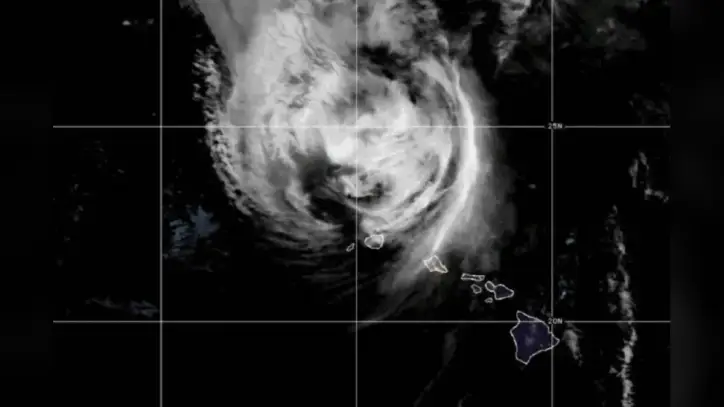 Hawaii hit by fierce winds from Lowell, leaving extensive damage