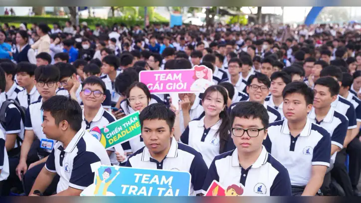Ho Chi Minh Şehri Bilim Üniversitesi'ndeki yeni öğrencilerin neredeyse dörtte biri akademik başarı ödülü kazandı.