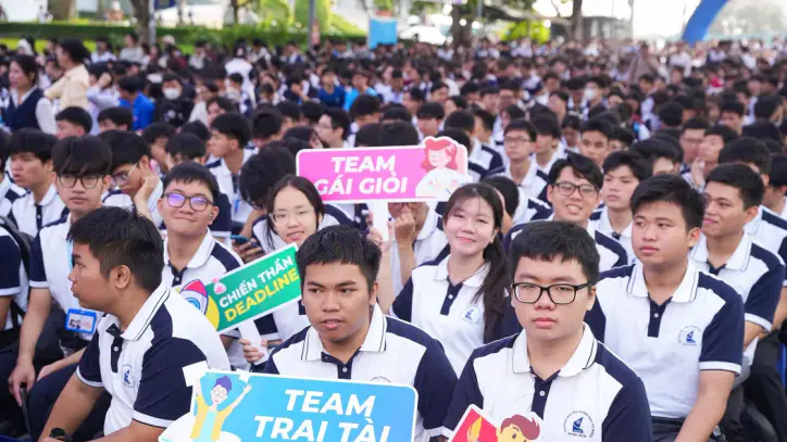Ho Chi Minh Şehri Bilim Üniversitesi'ndeki yeni öğrencilerin neredeyse dörtte biri akademik başarı ödülü kazandı.
