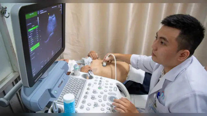 Ho Chi Minh şehrindeki sağlık merkezlerinde görev yapan doktorlar aylık 30 milyon VND'ye kadar destek alabilirler.