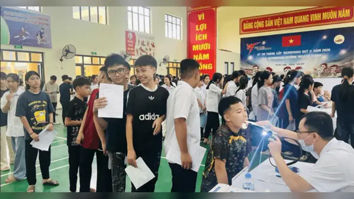 Hong Son beldesi, tüm sakinlerine aktif olarak sağlık hizmeti sunmaktadır.