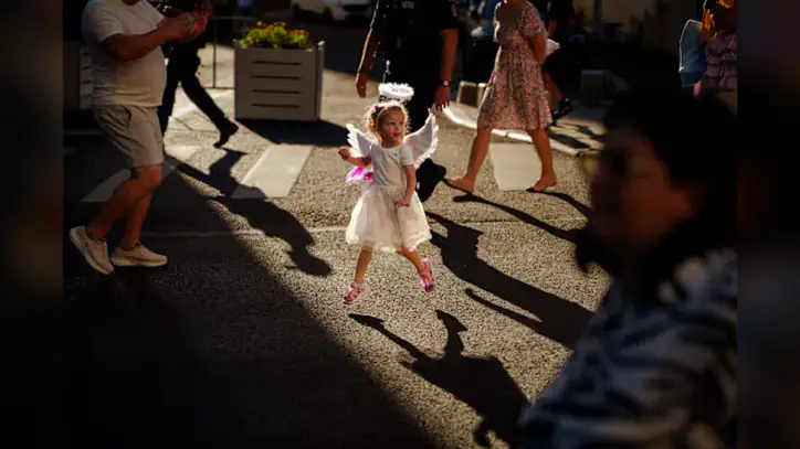 How a photographer sees images of daily life as a unifying force