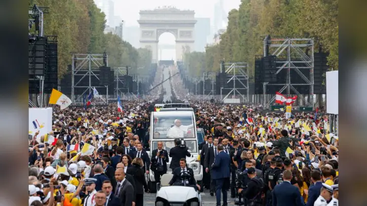 Hundreds of Thousands in Paris Cheer Pope Leo in Largest Event of French Tour