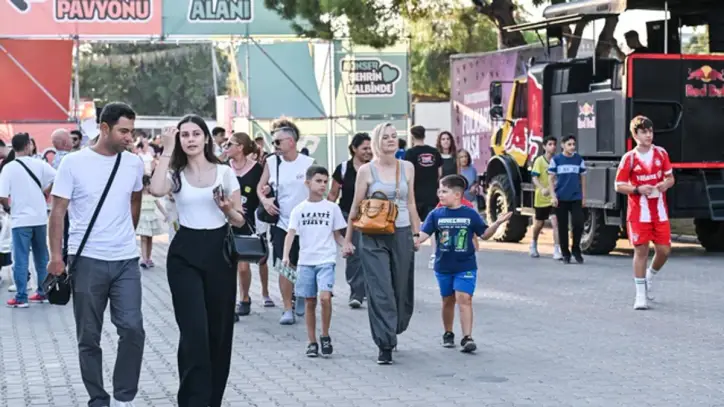 İEF'de kültür, sanat ve eğlence bir arada - İzmir Haberleri - Habertürk Yerel Haberler