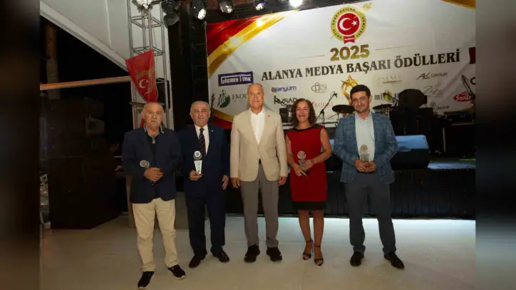 İHA muhabiri Vildan Rende, Alanya Medya Ödülleri'nde spor haberi dalında ödül aldı
