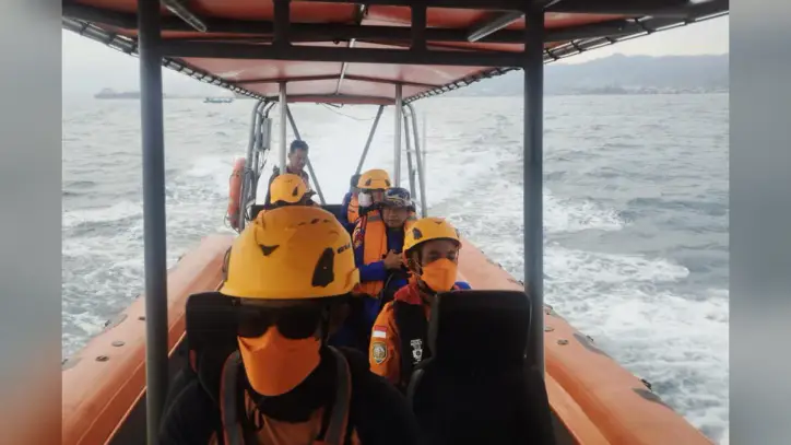 Indonesia Searches for 8 Missing at Sea Near Anak Krakatau Volcano