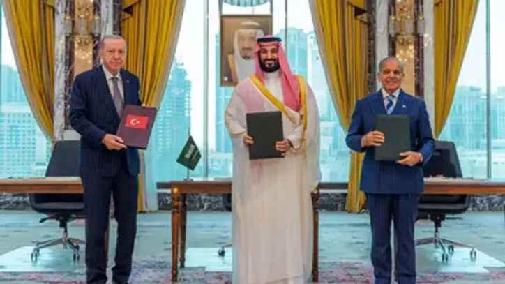 Turkish President Recep Tayyip Erdogan, Saudi Crown Prince Mohammed bin Salman and Pakistani Prime Minister Shehbaz Sharif pose after signing a trilateral defense agreement in Mecca, Saudi Arabia. (AP)
