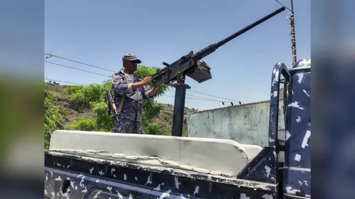 Yemeni government forces battling Houthi advances on several fronts