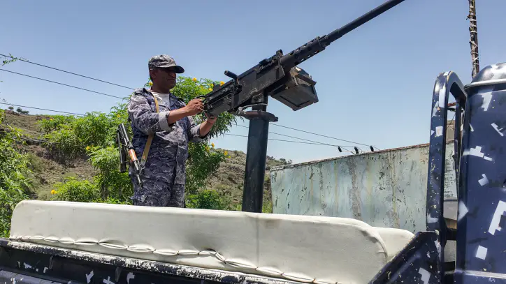 Yemeni government forces battling Houthi advances on several fronts