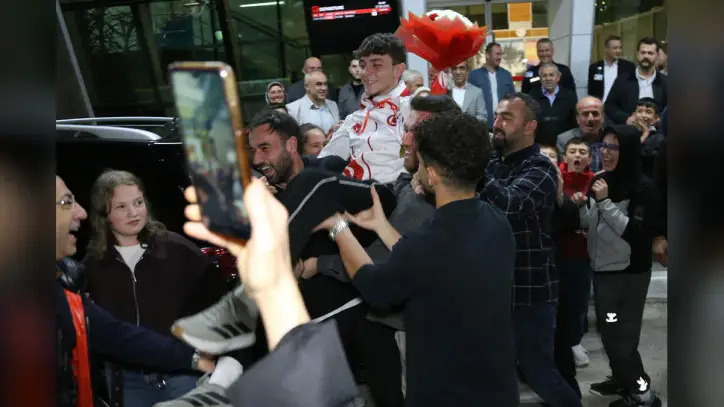 İsrailli rakibini yenerek dünya şampiyonu olan milli sporcuya Kastamonu'da coşkulu karşılama