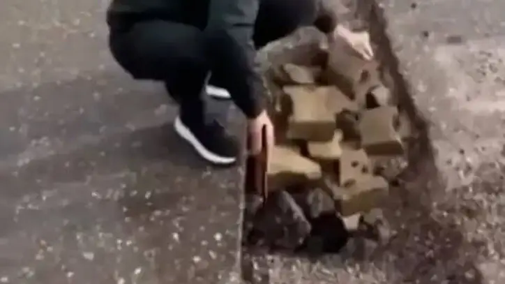 İzmir’de vatandaş yoldaki çukuru kendi imkanlarıyla doldurdu