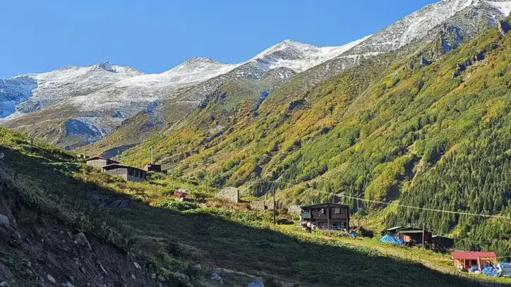 Kaçkar Dağları'nda iki mevsim bir arada yaşanıyor