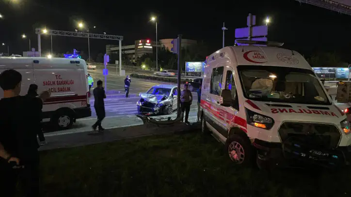 Kayseri'de ambulans ile otomobil çarpıştı: 3'ü sağlık çalışanı 6 kişi yaralandı