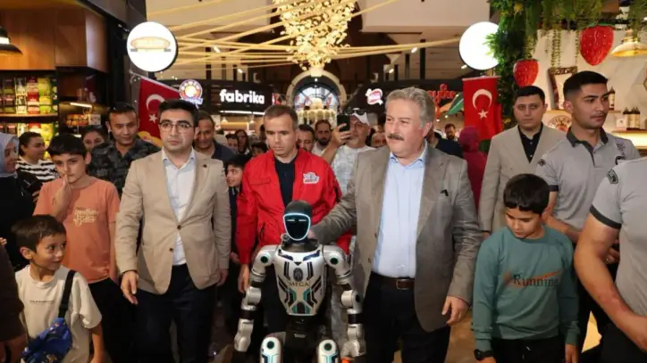 Kayseri’de insansı robot MEGA sahneye çıktı! Teknoloji lisesi için tarih verildi