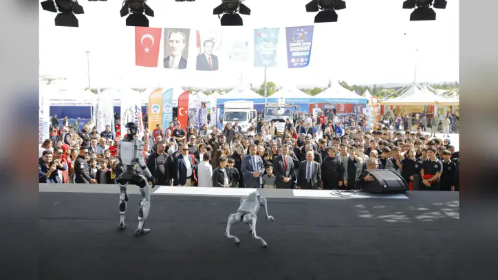 Bilim ve Teknoloji Şöleni Başladı: Başkan Büyükkılıç, Festivalde Bilim Tutkunları ile Bir Araya Geldi