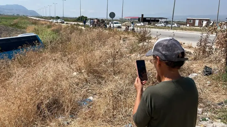 Kazanın ardından olay yerinde sosyal medya yayını açan yaşlı kadın kamerada - Hatay Haberleri - Habertürk Yerel Haberler