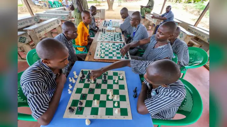 Kenyan prisoners play chess for fun behind bars and to help with rehabilitation