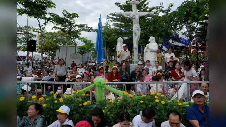 Catholics increase worldwide as number of priests edges upward - Vatican News