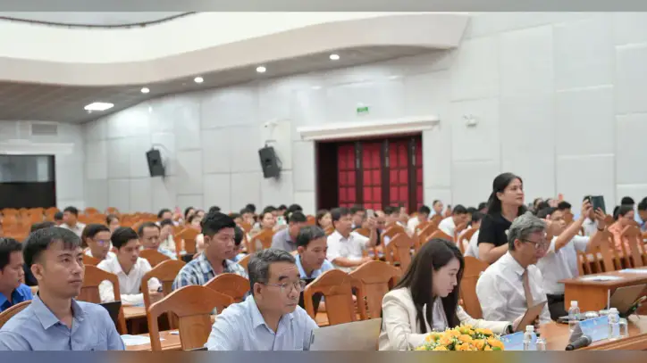 Lam Dong eyaletinin doğusundaki yerel yönetim kademelerindeki yetkililerin inovasyon ve girişimcilik yeteneklerinin geliştirilmesi.