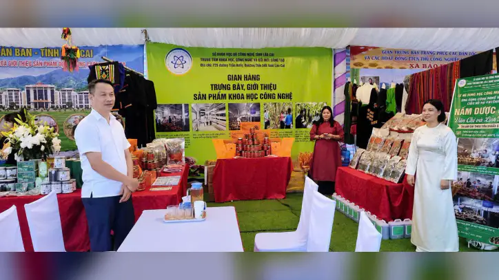Lao Cai İl Parti Komitesi Daimi Komitesi, Lao Cai İl Bilim, Teknoloji ve İnovasyon Merkezi tarafından üretilen bilimsel ve teknolojik ürünleri ziyaret ederek inceledi.