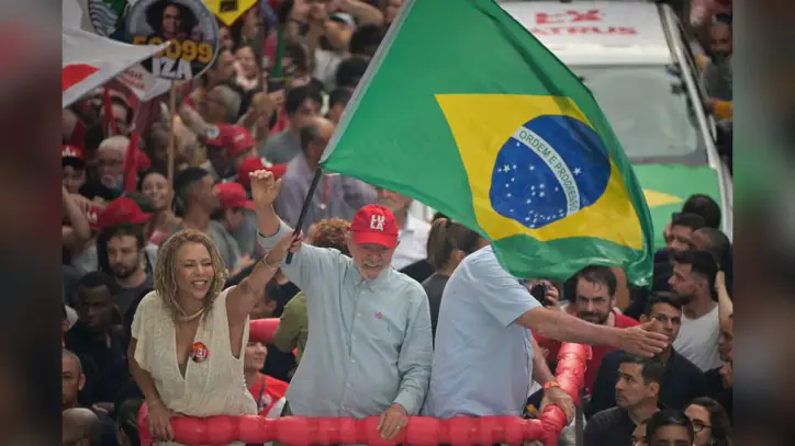 Lula Ahead in Polls for Brazil's First-Round Vote; Runoff Likely