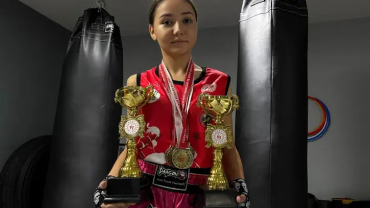 Mağazada çalışıp, spor salonu aidatını ödediği 'muay thai'de şampiyon oldu - Bursa Haberleri - Habertürk Yerel Haberler