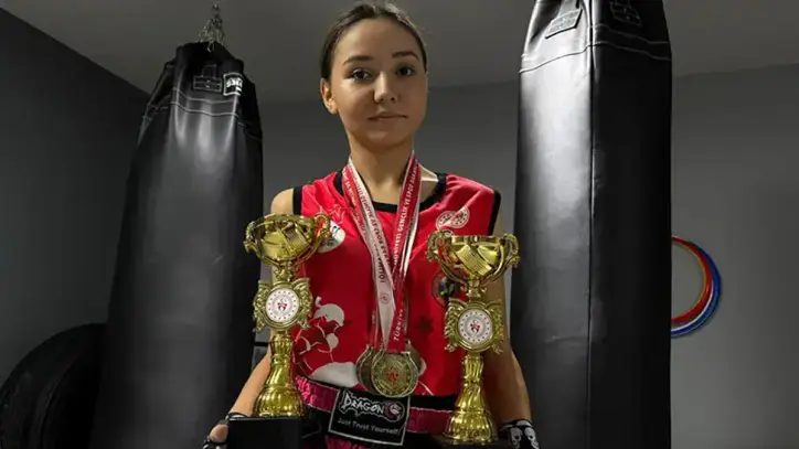 Mağazada çalışıp, spor salonu aidatını ödediği ‘muay thai’de şampiyon oldu