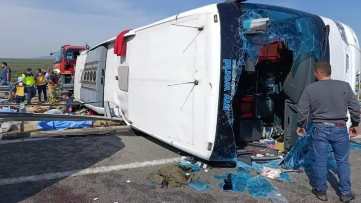 Manisa'da otobüs ile TIR çarpıştı: 11 kişi yaşamını yitirdi, 2 şoför gözaltında
