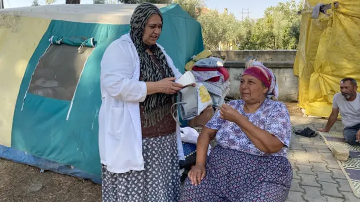Mevsimlik işçilerin çadırında kanser taraması
Mobil sağlık hizmeti vatandaşların ayağına gidiyor - Manisa Haberleri - Habertürk Yerel Haberler